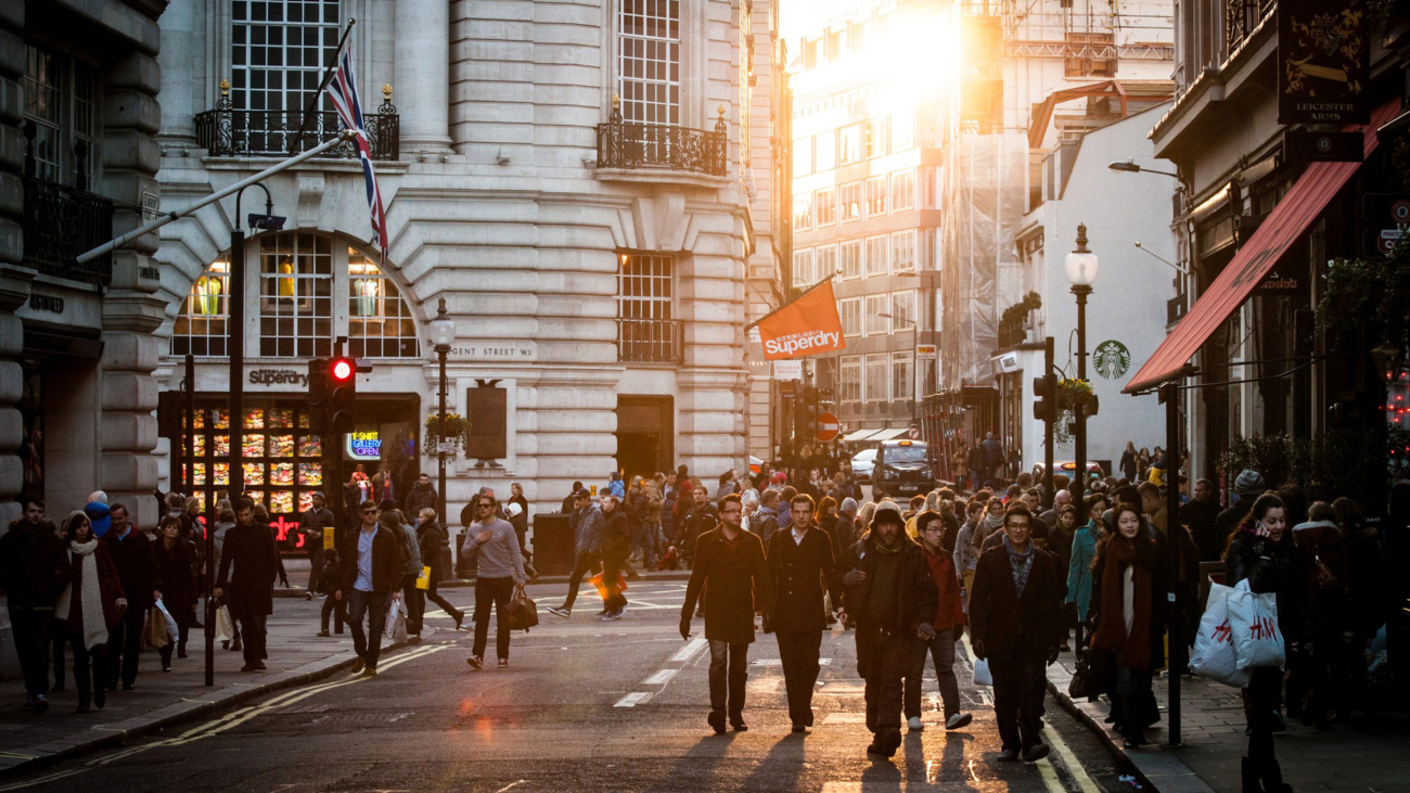 city-sunny-people-street